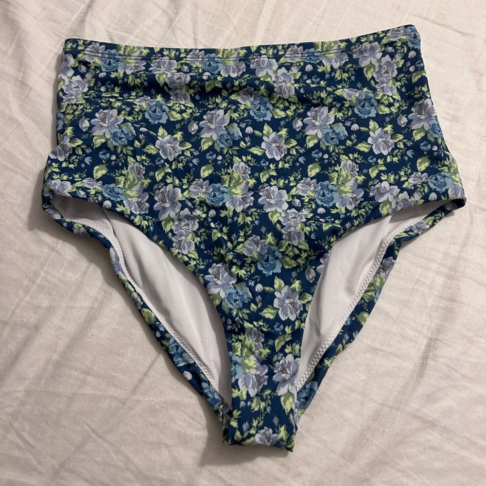 SMALL URBAN OUTFITTERS SWIM BOTTOMS